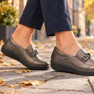 G-Comfort P-6503Z bronz belebújós női cipő lábon G-Comfort P-6503Z bronz belebújós női kényelmi cipő lábon, őszi utcán