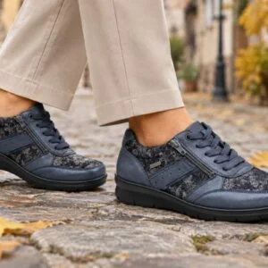 G-Comfort P-8262L kék metál női cipő lábon G-Comfort P-8262L kék metál női kényelmi cipő lábon, őszi macskaköves utcán