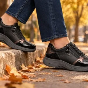 G-Comfort R-5189-3S fekete ultrakönnyű női cipő lábon G-Comfort R-5189-3S fekete ultrakönnyű női cipő lábon, őszi utcán