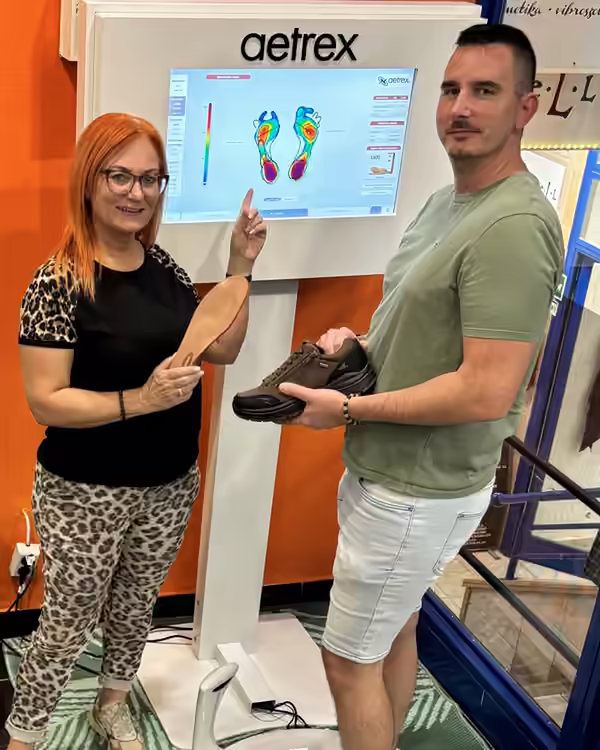 Kriszta és Ádám az üzletben