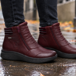 G-Comfort P-825R bordó női bokacsizma lábon, esős őszi járdán